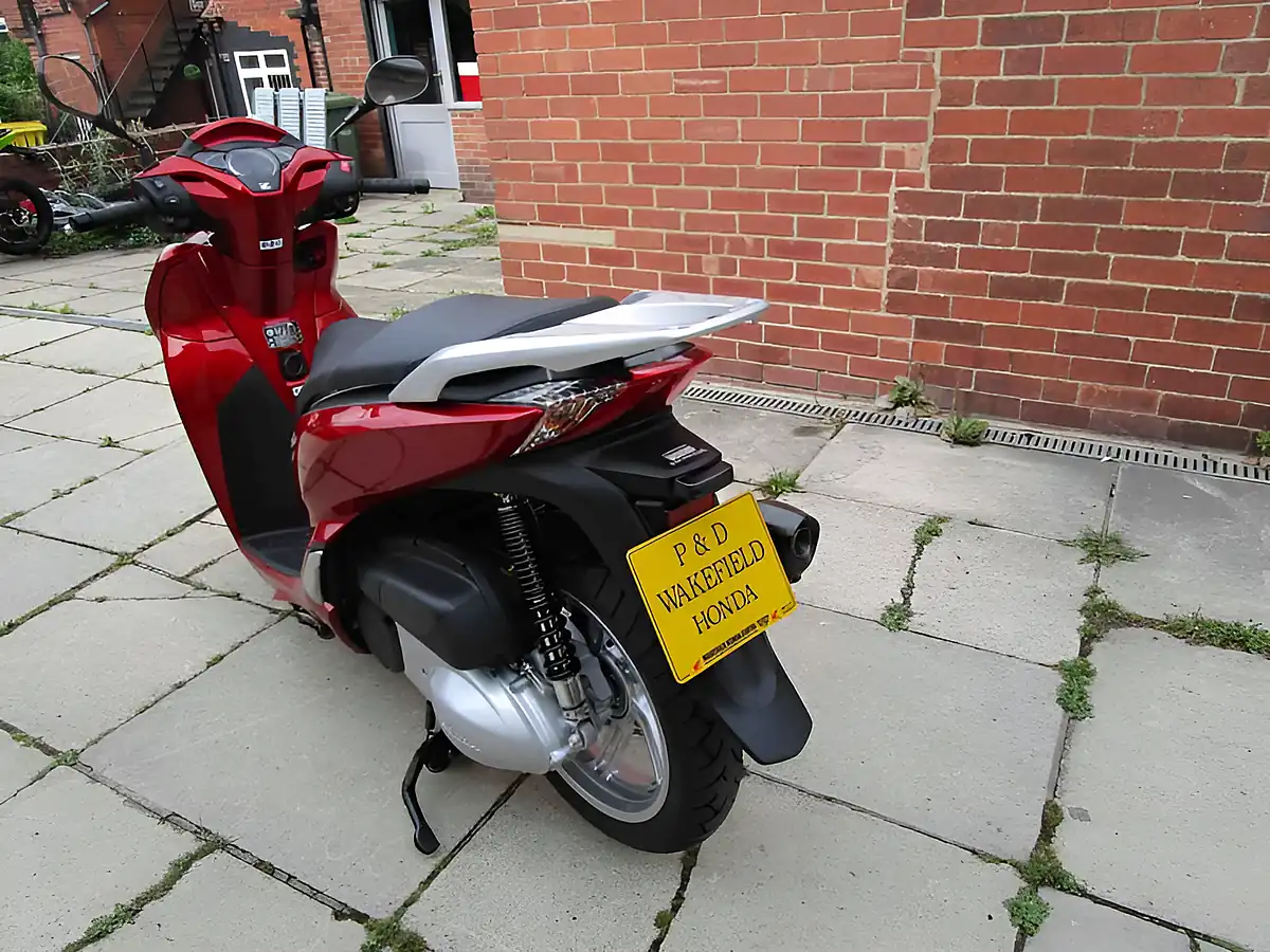 Used 2016 Honda SH300A-G Red - Interior and Exterior details 16