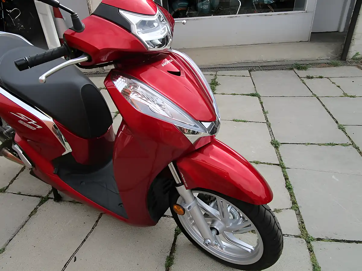 Used 2016 Honda SH300A-G Red - Interior and Exterior details 5