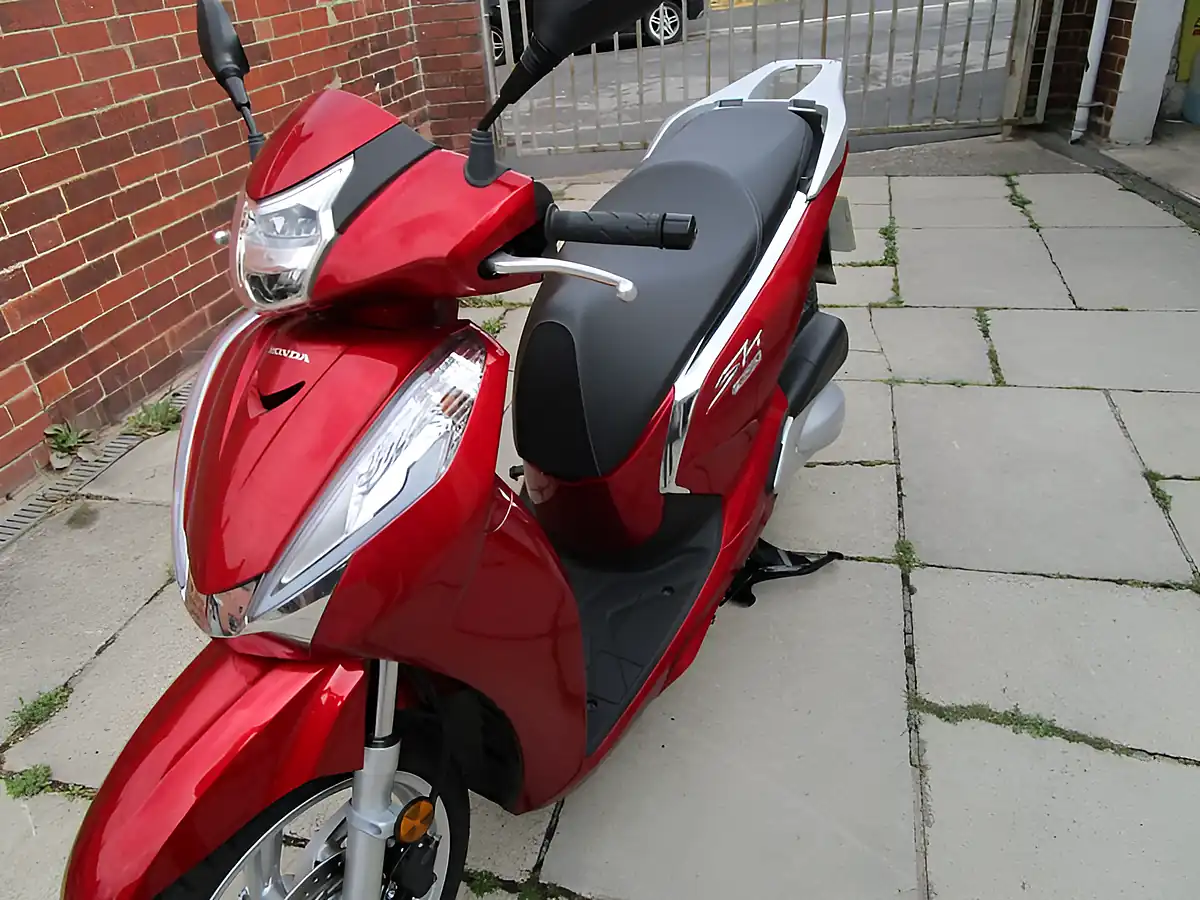 Used 2016 Honda SH300A-G Red - Interior and Exterior details 9