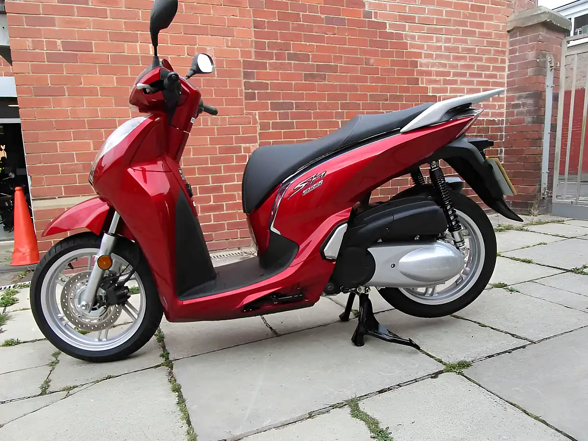 Used 2016 Honda SH300A-G Red - Interior and Exterior details 12
