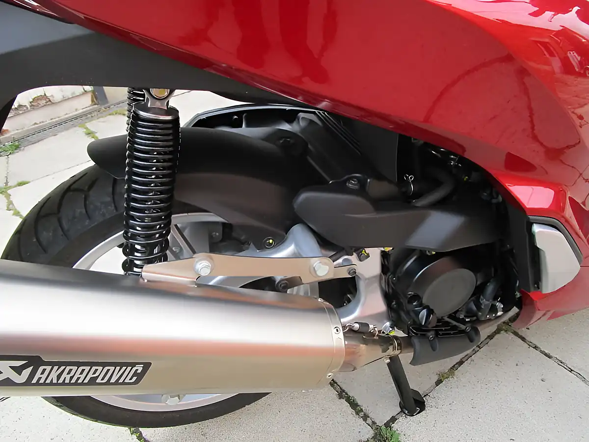 Used 2016 Honda SH300A-G Red - Interior and Exterior details 4
