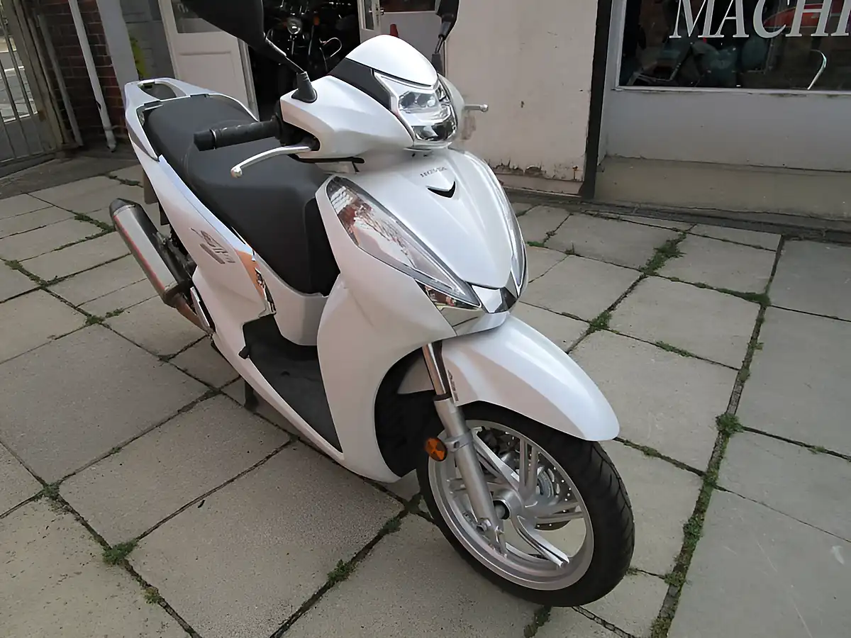 Used 2016 Honda SH300A-G White - Interior and Exterior details 5