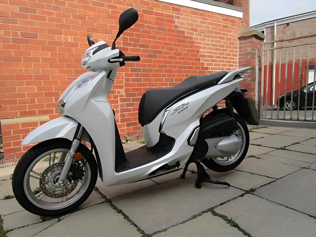 Used 2016 Honda SH300A-G White - Interior and Exterior details 9