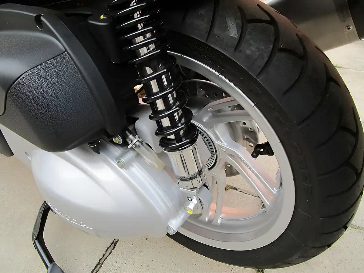Used 2016 Honda SH300A-G White - Interior and Exterior details 12