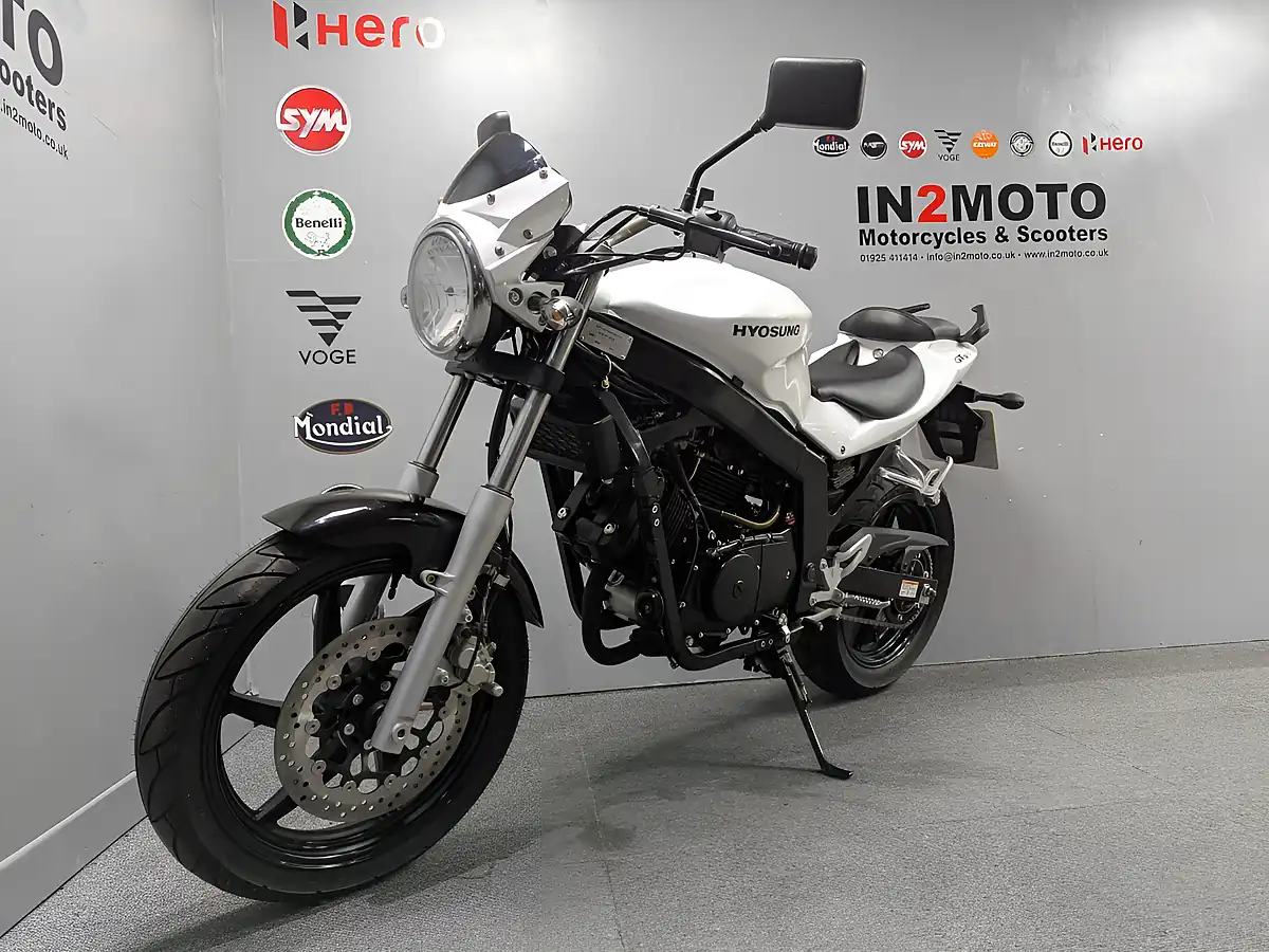 Used 2016 Hyosung GT 125 P White - Interior and Exterior details 10