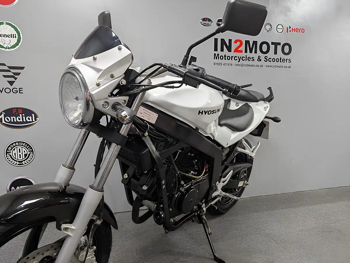 Used 2016 Hyosung GT 125 P White - Interior and Exterior details 11