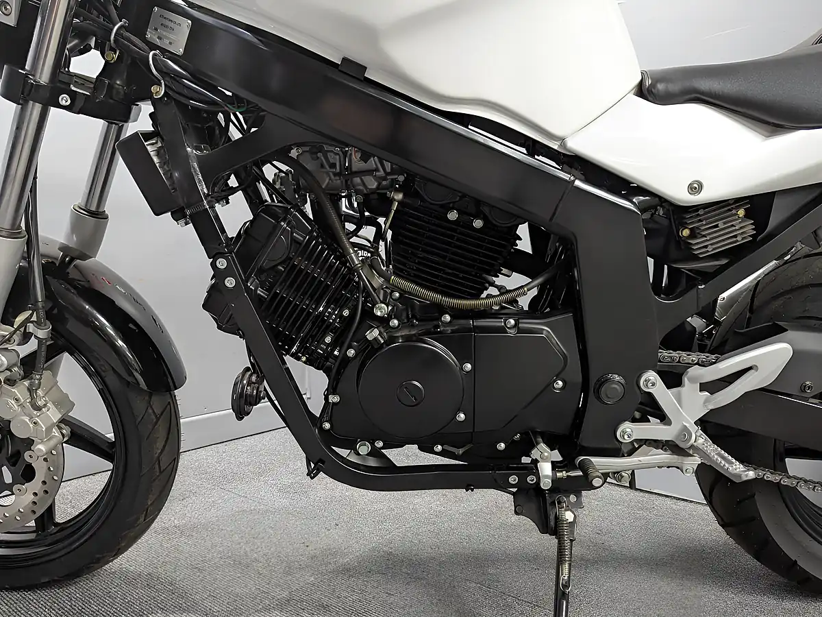 Used 2016 Hyosung GT 125 P White - Interior and Exterior details 13