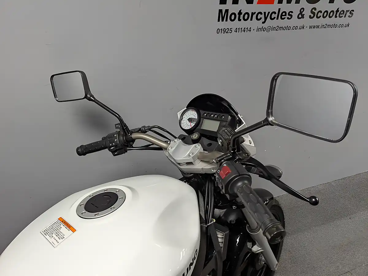 Used 2016 Hyosung GT 125 P White - Interior and Exterior details 15