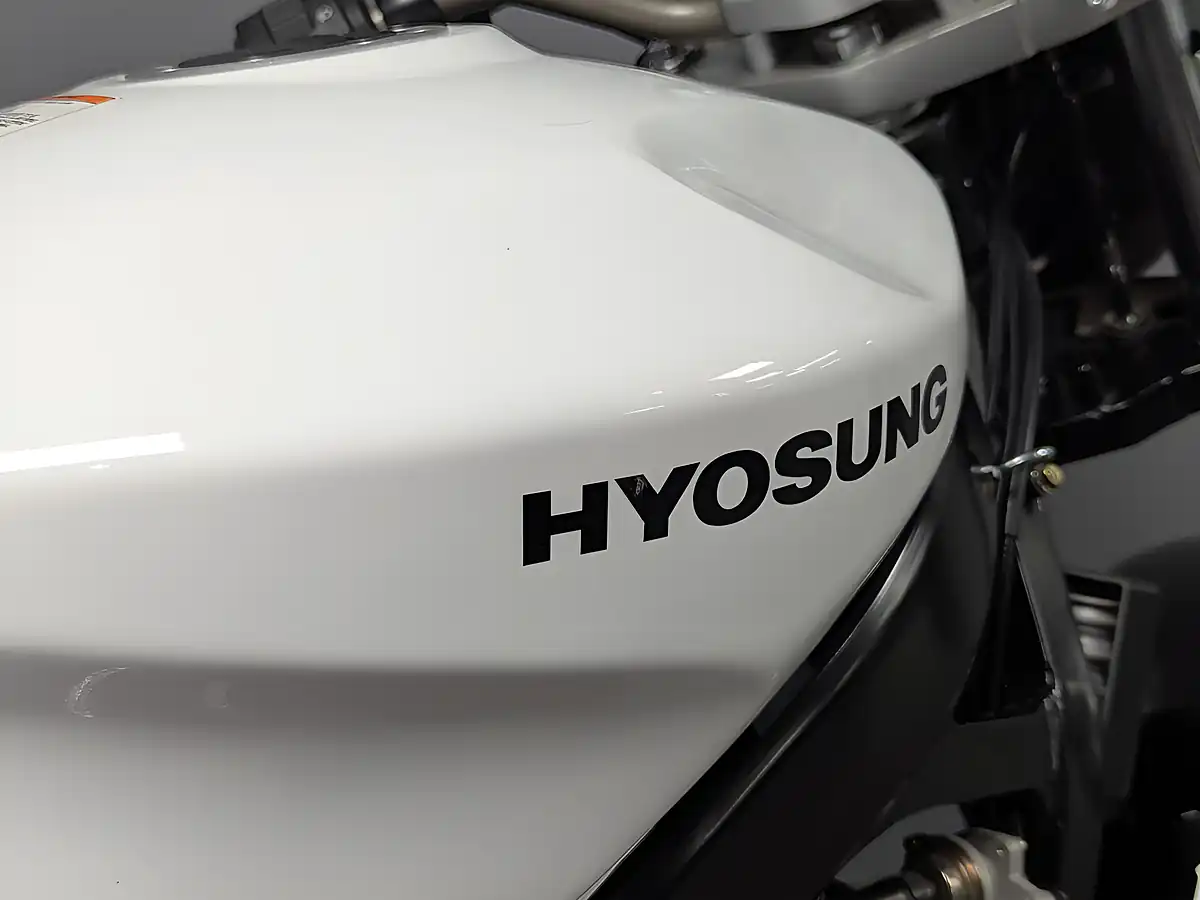 Used 2016 Hyosung GT 125 P White - Interior and Exterior details 18