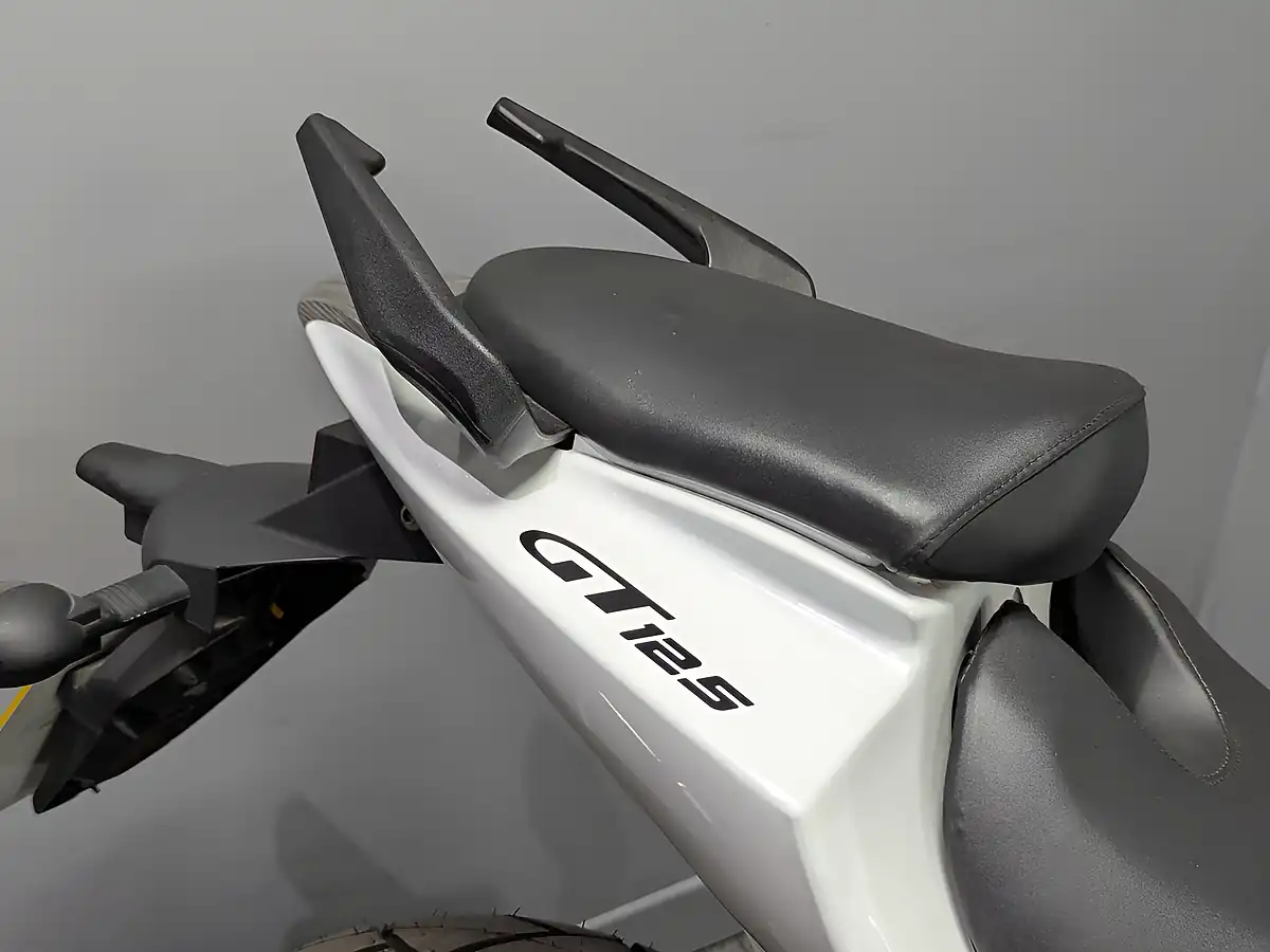 Used 2016 Hyosung GT 125 P White - Interior and Exterior details 19