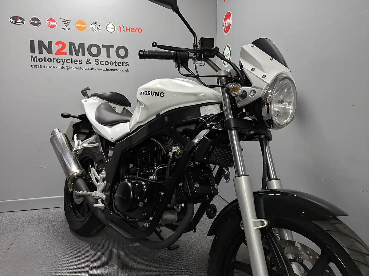 Used 2016 Hyosung GT 125 P White - Interior and Exterior details 3