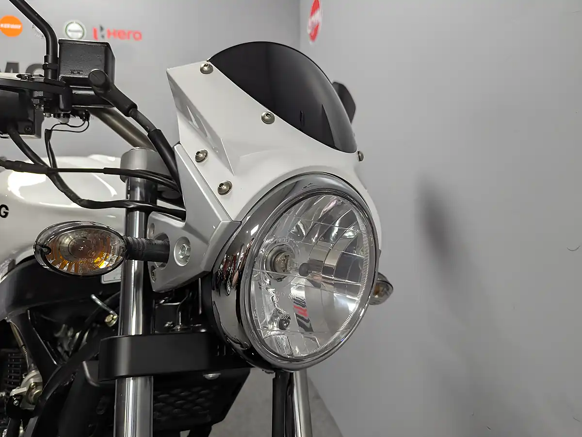 Used 2016 Hyosung GT 125 P White - Interior and Exterior details 4