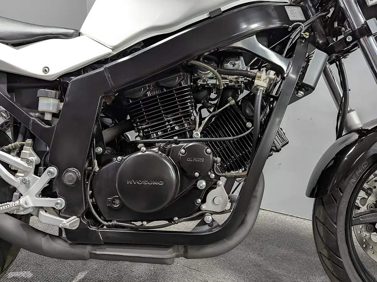 Used 2016 Hyosung GT 125 P White - Interior and Exterior details 6