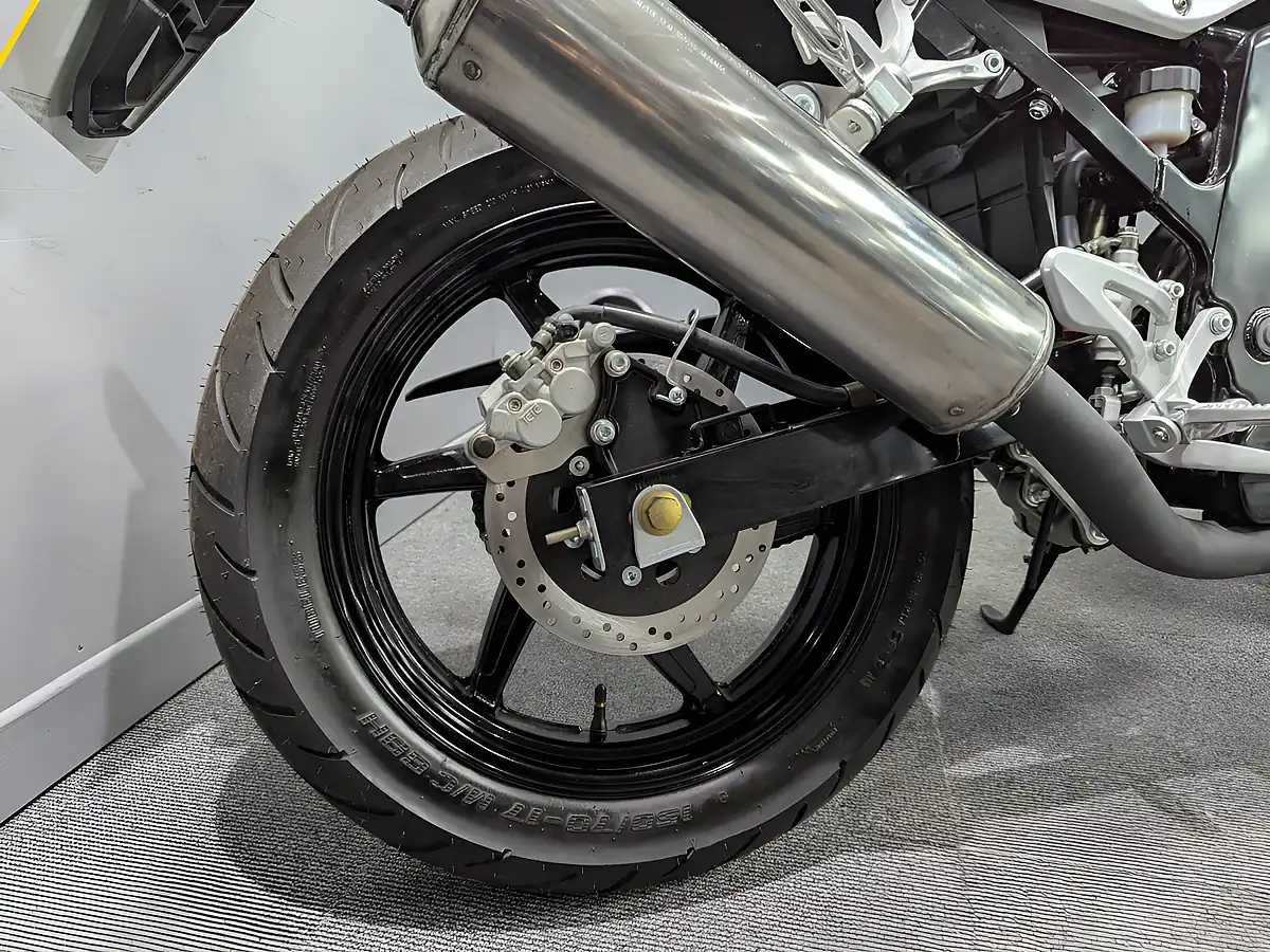 Used 2016 Hyosung GT 125 P White - Interior and Exterior details 7