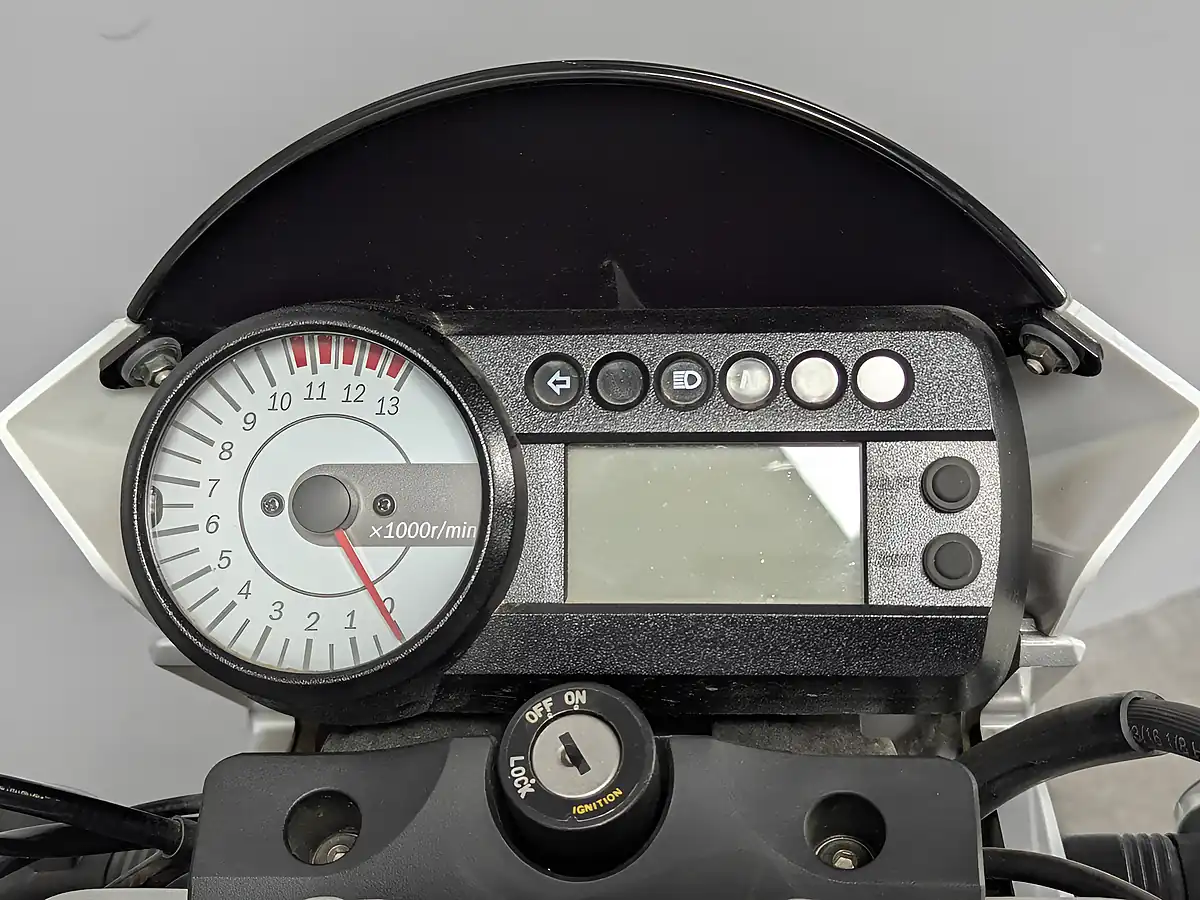 Used 2016 Hyosung GT 125 P White - Interior and Exterior details 8