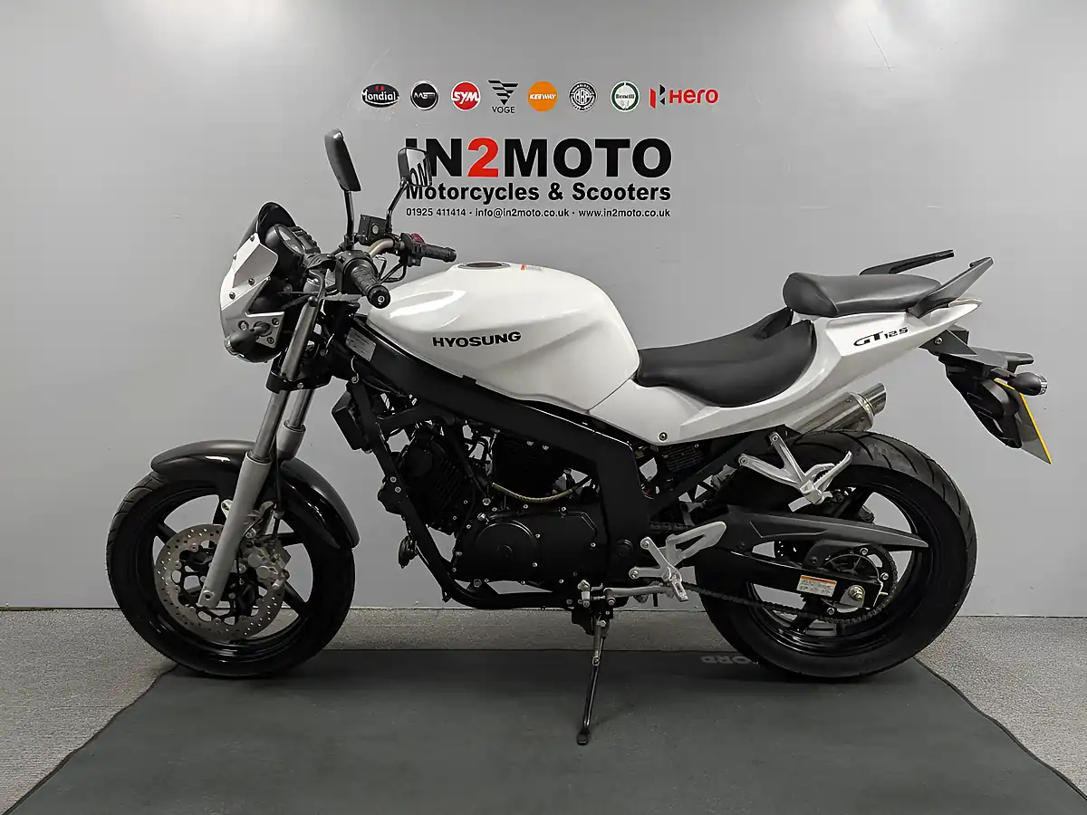 Used 2016 Hyosung GT 125 P White - Interior and Exterior details 9