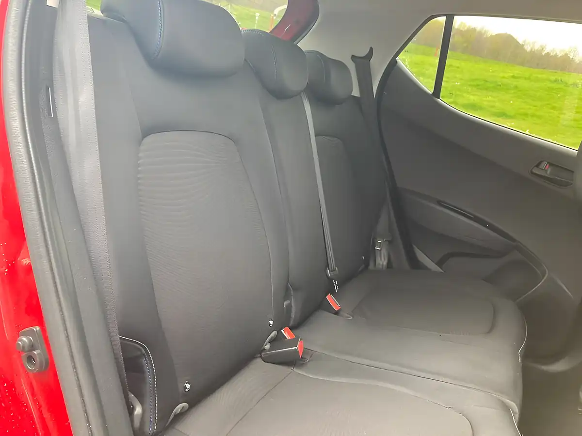 Used 2016 Hyundai i10 Go! Red - Interior and Exterior details 12