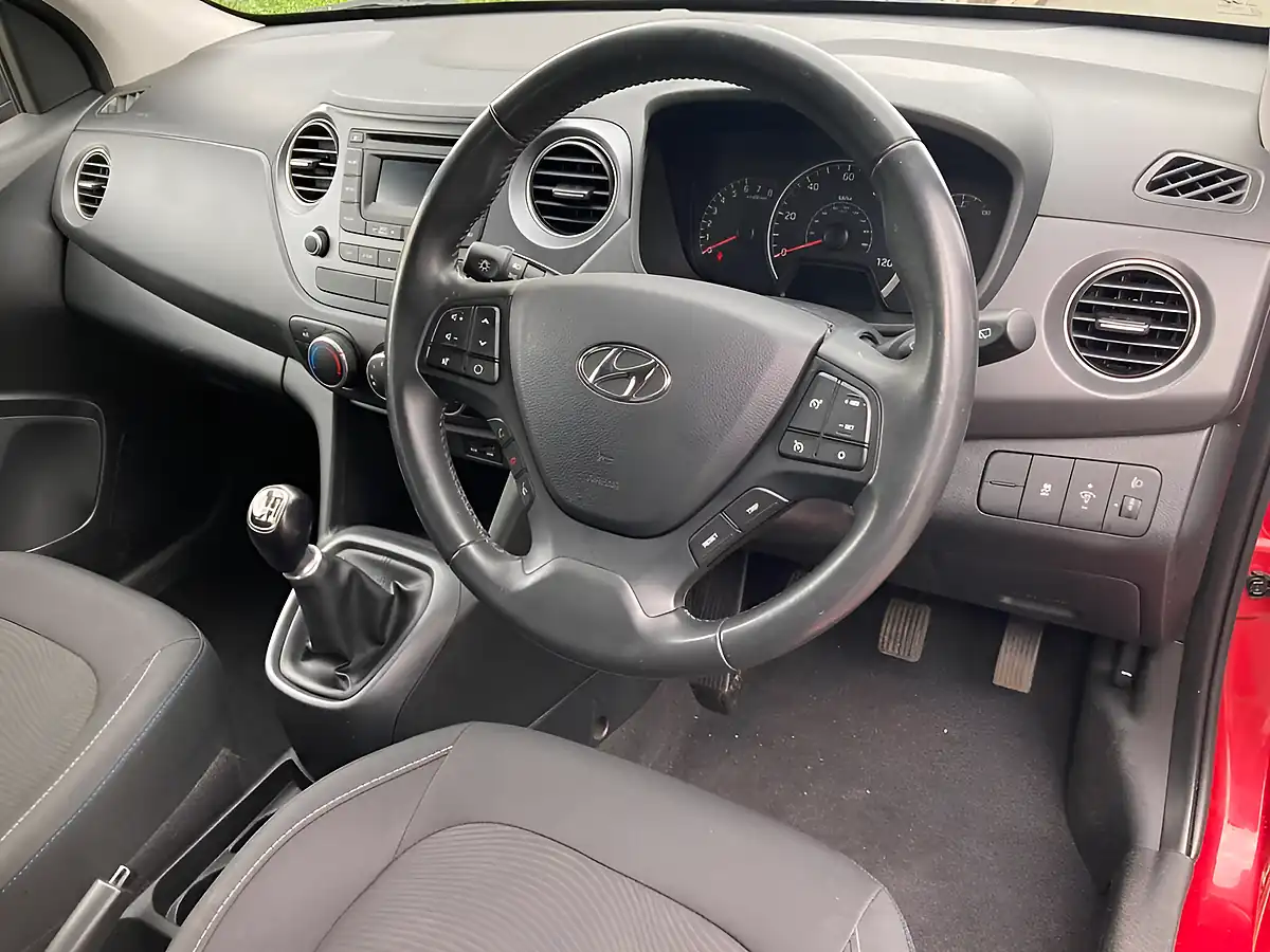 Used 2016 Hyundai i10 Go! Red - Interior and Exterior details 13