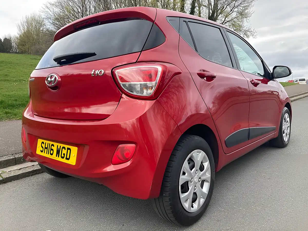 Used 2016 Hyundai i10 Go! Red - Interior and Exterior details 15