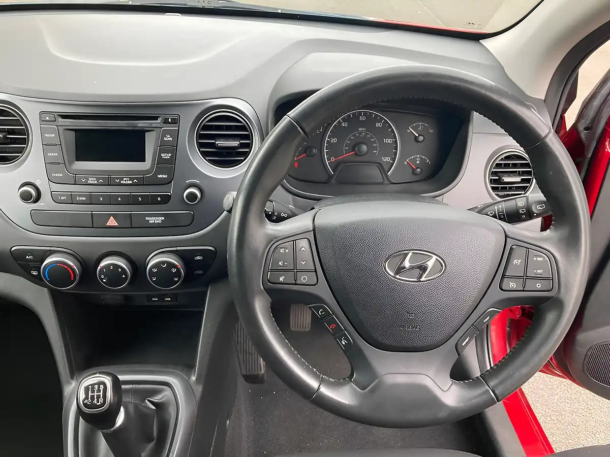 Used 2016 Hyundai i10 Go! Red - Interior and Exterior details 16