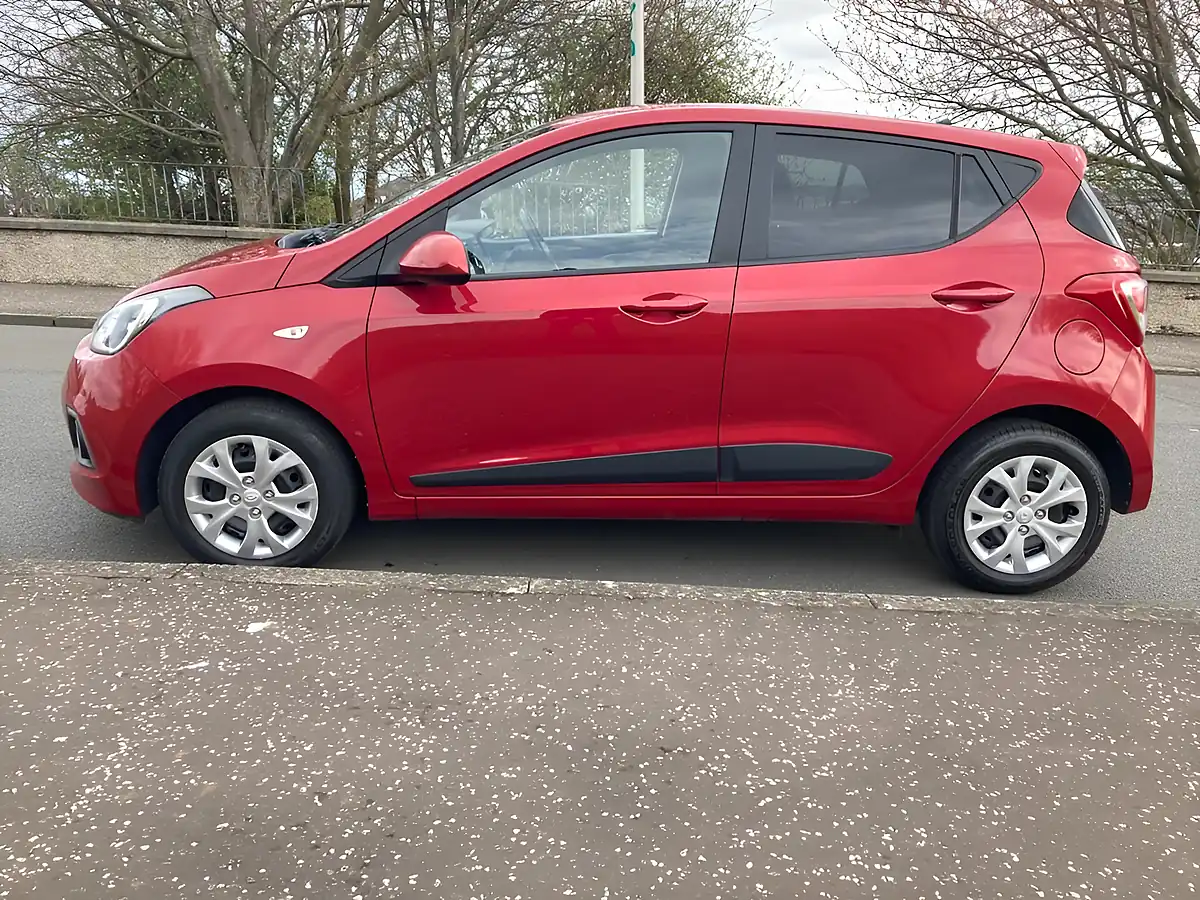 Used 2016 Hyundai i10 Go! Red - Interior and Exterior details 5