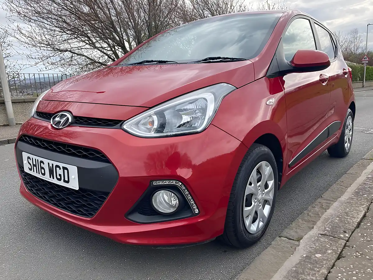 Used 2016 Hyundai i10 Go! Red - Interior and Exterior details 6