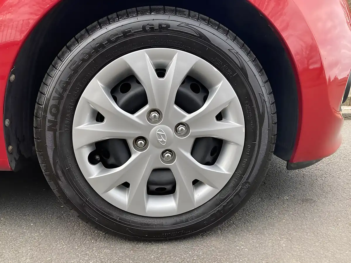 Used 2016 Hyundai i10 Go! Red - Interior and Exterior details 8