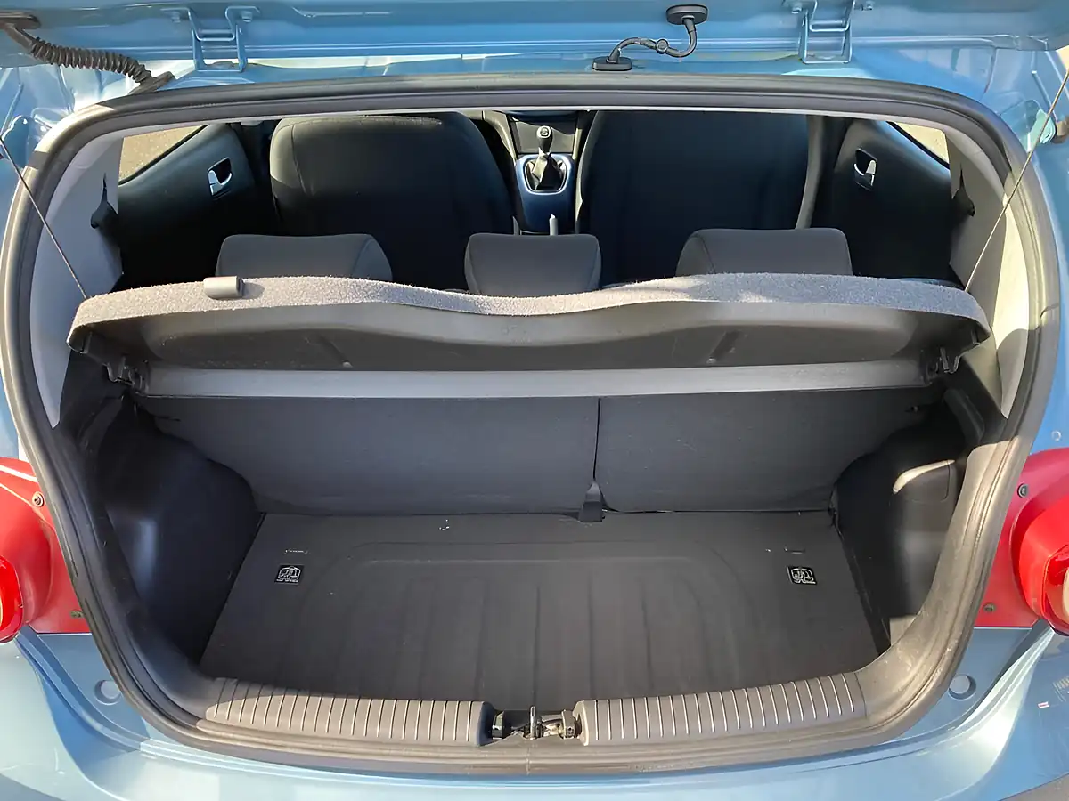 Used 2016 Hyundai i10 Premium Blue - Interior and Exterior details 14