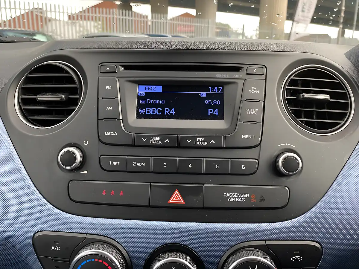 Used 2016 Hyundai i10 Se Blue - Interior and Exterior details 17
