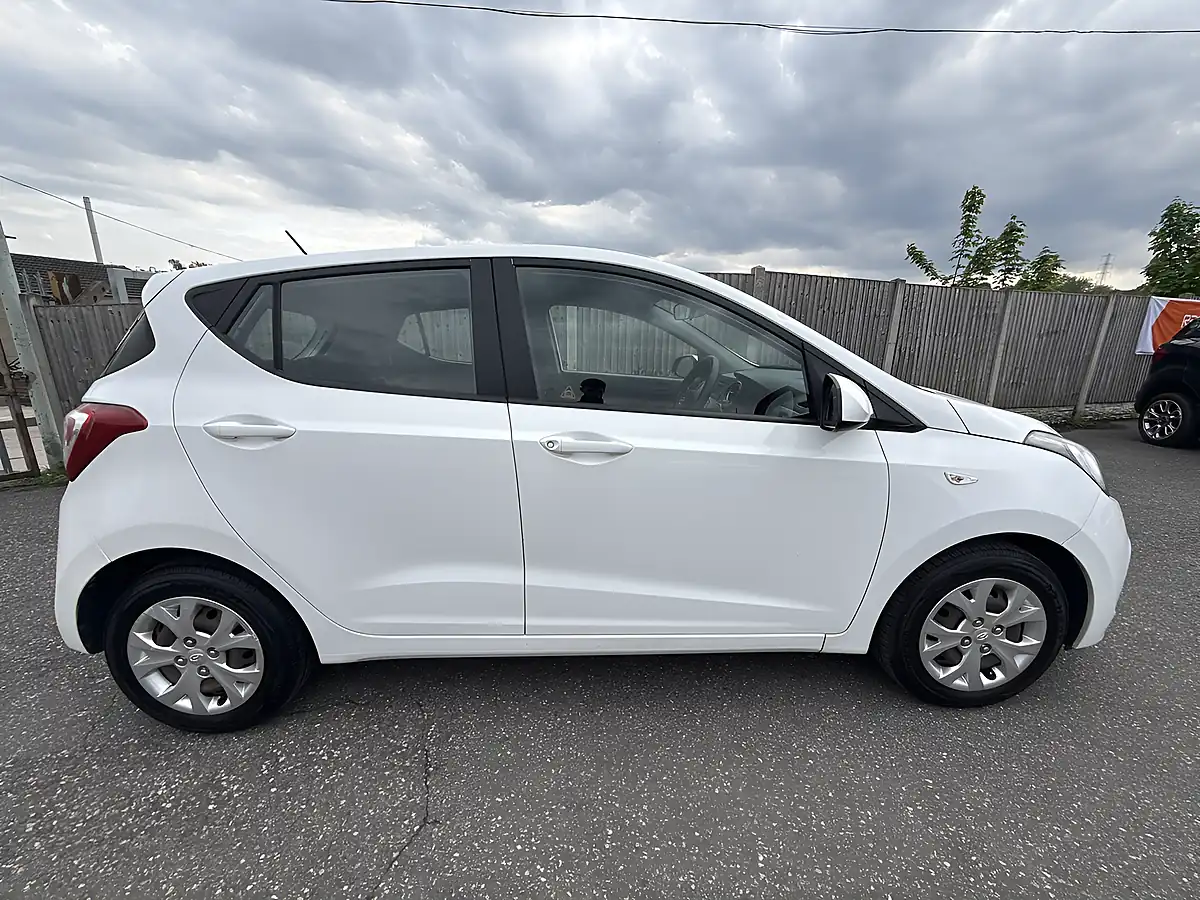 Used 2016 Hyundai i10 Se Polar White - Interior and Exterior details 10