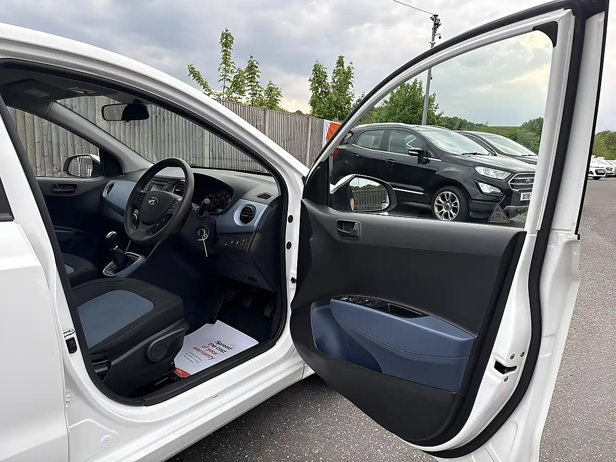 Used 2016 Hyundai i10 Se Polar White - Interior and Exterior details 11