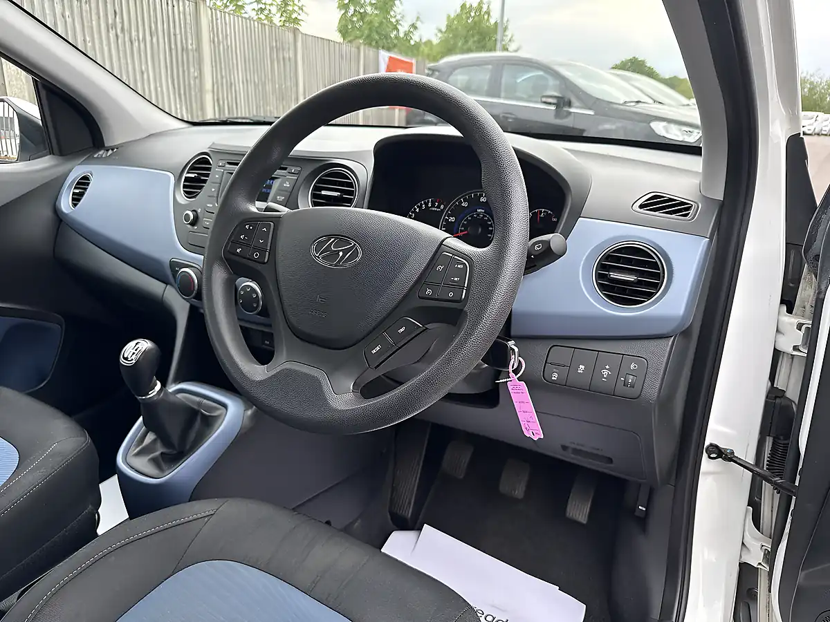 Used 2016 Hyundai i10 Se Polar White - Interior and Exterior details 12