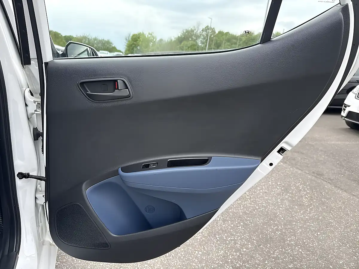 Used 2016 Hyundai i10 Se Polar White - Interior and Exterior details 15