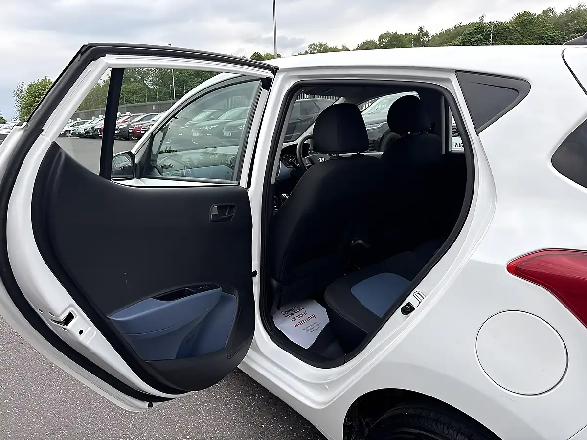 Used 2016 Hyundai i10 Se Polar White - Interior and Exterior details 17