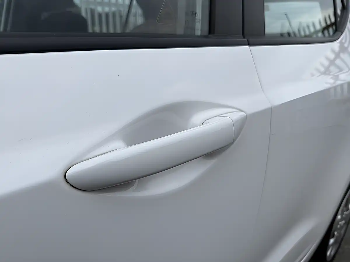 Used 2016 Hyundai i10 Se Polar White - Interior and Exterior details 5