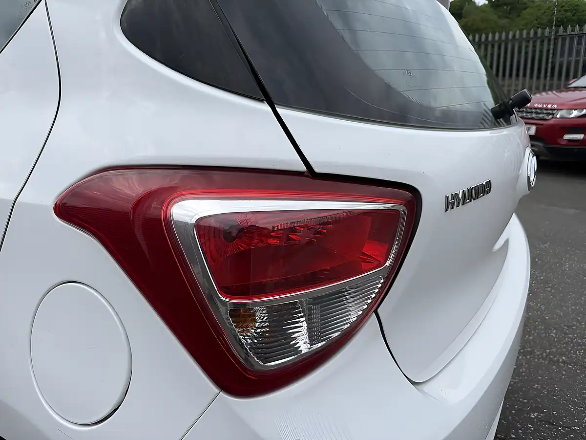 Used 2016 Hyundai i10 Se Polar White - Interior and Exterior details 6