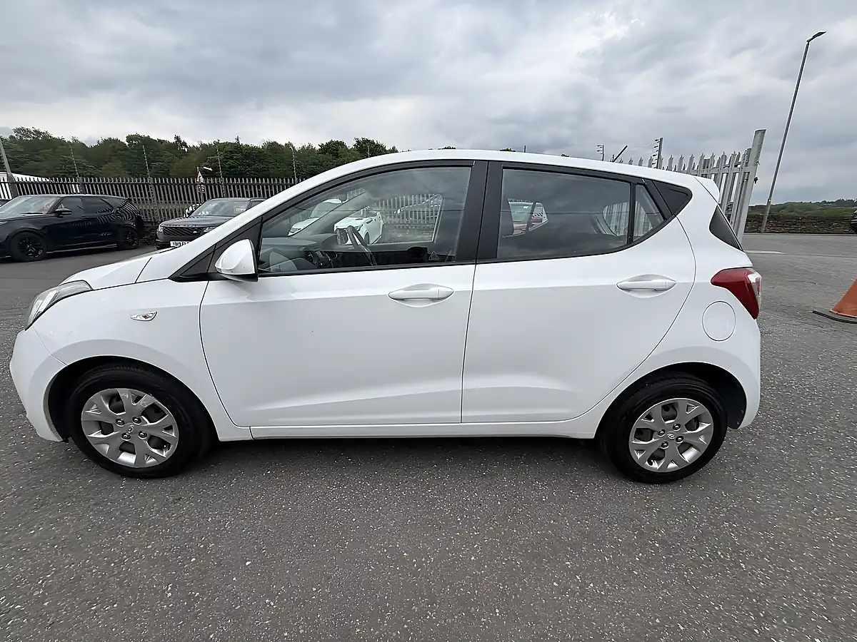 Used 2016 Hyundai i10 Se Polar White - Interior and Exterior details 8
