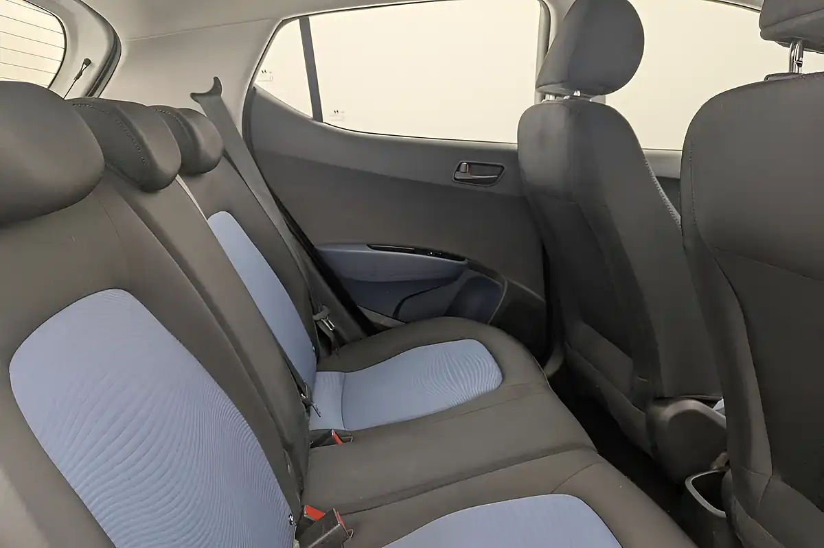 Used 2016 Hyundai i10 Se Polar White - Interior and Exterior details 14
