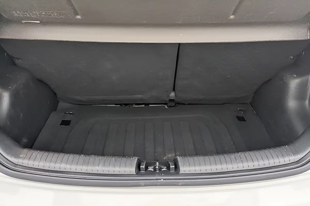 Used 2016 Hyundai i10 Se Polar White - Interior and Exterior details 18