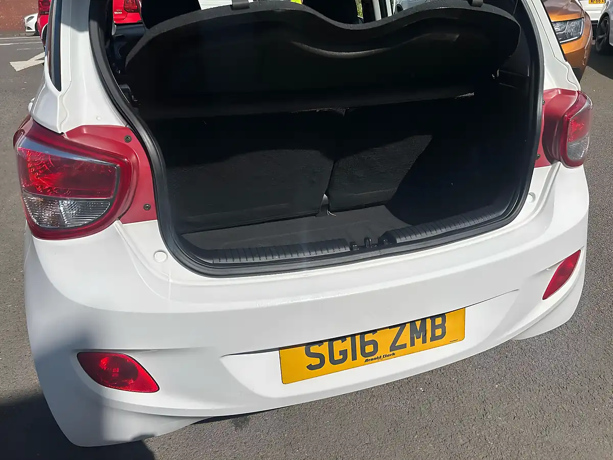 Used 2016 Hyundai I10 Se White - Interior and Exterior details 14
