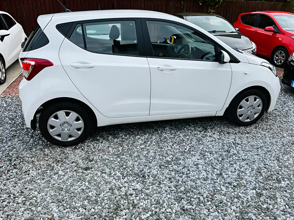 Used 2016 Hyundai i10 Se White - Interior and Exterior details 8
