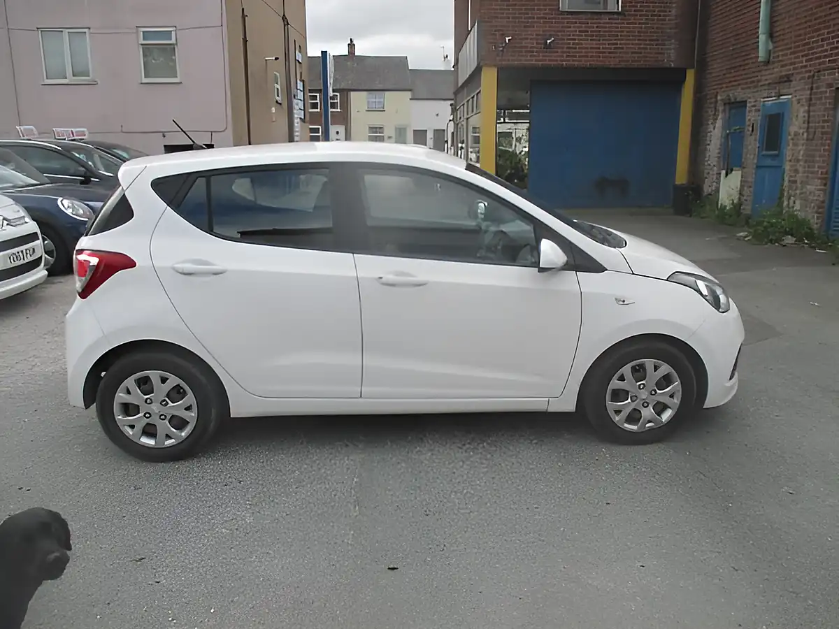 Used 2016 Hyundai I10 White - Interior and Exterior details 3