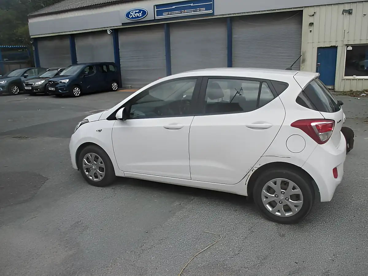 Used 2016 Hyundai I10 White - Interior and Exterior details 5