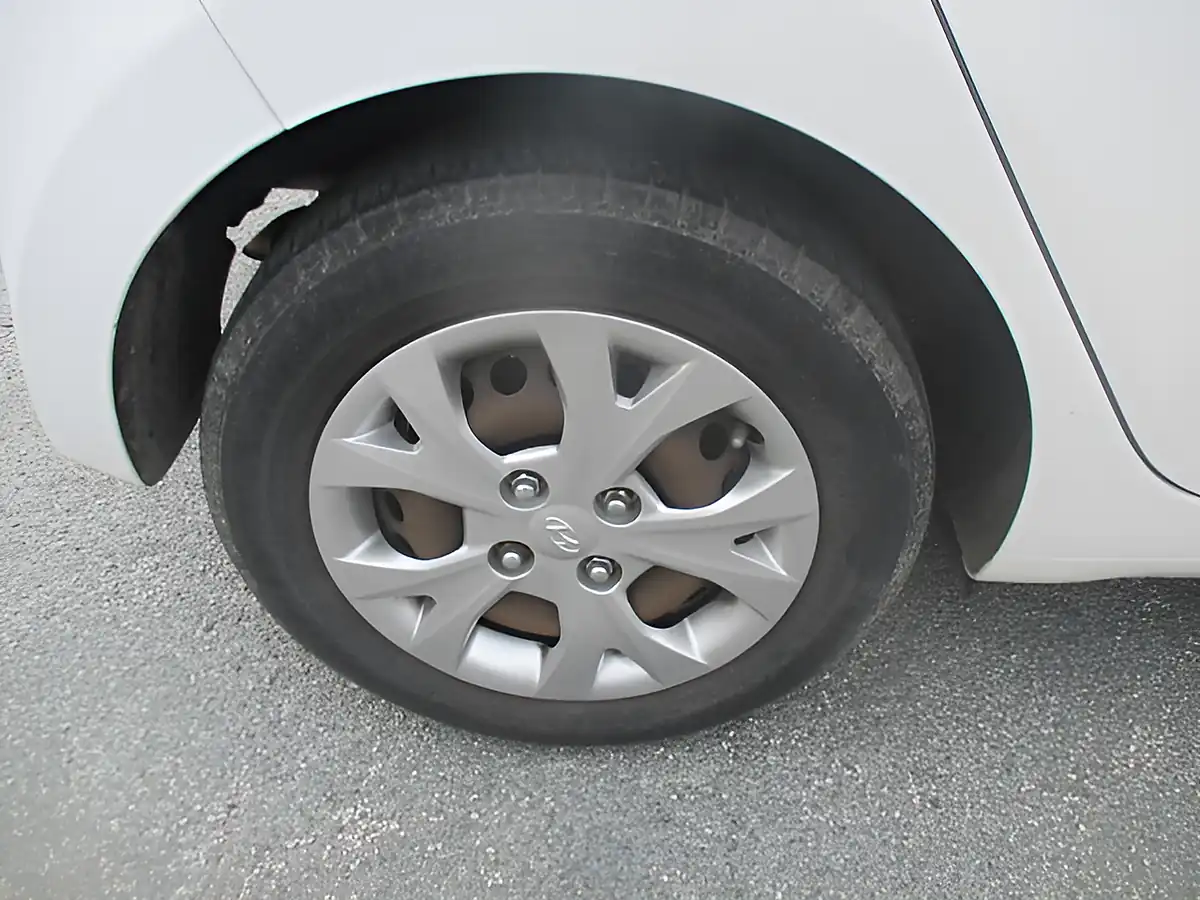 Used 2016 Hyundai I10 White - Interior and Exterior details 6