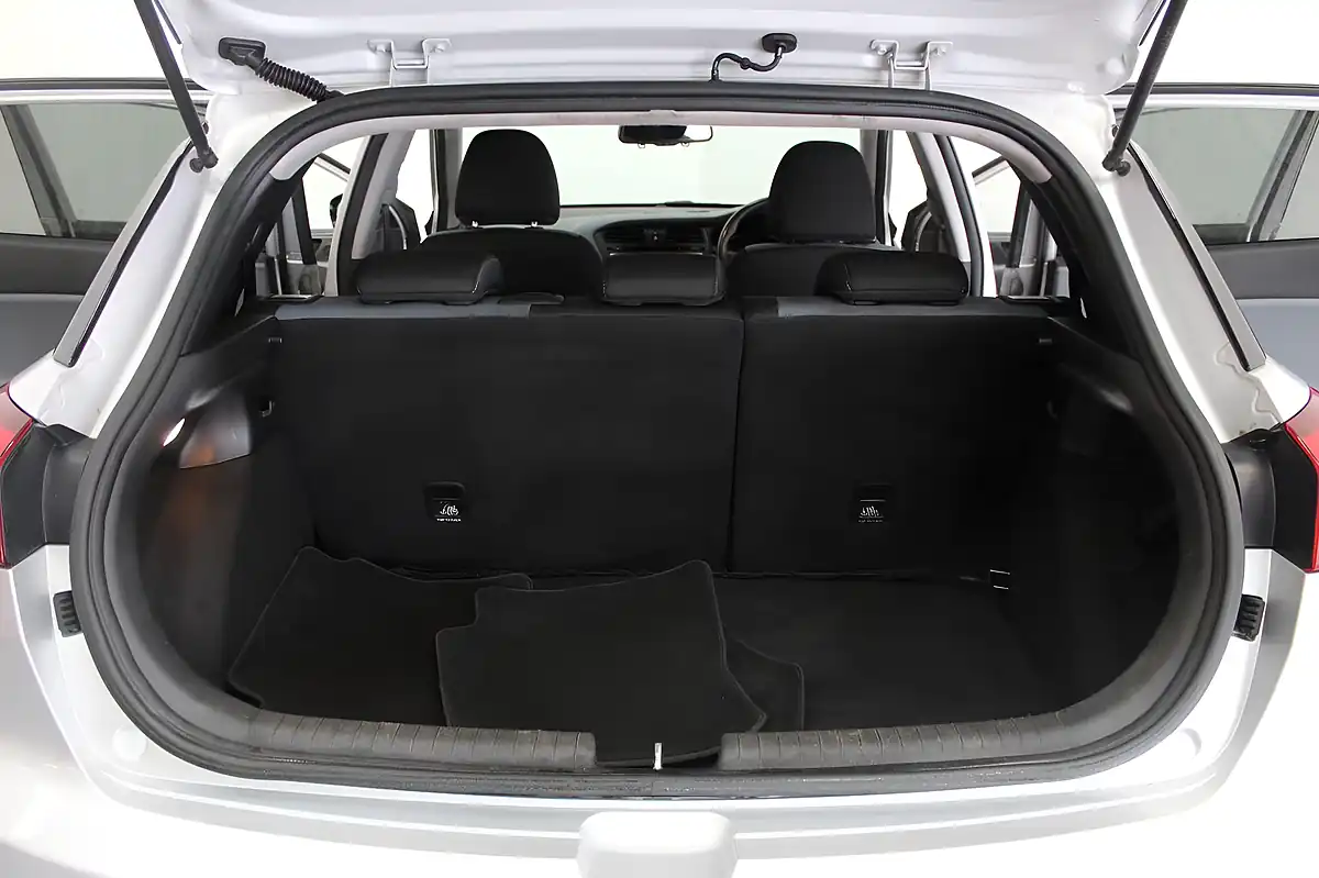 Used 2016 Hyundai I20 Premium Se Silver - Interior and Exterior details 12