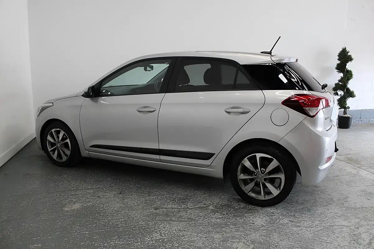 Used 2016 Hyundai I20 Premium Se Silver - Interior and Exterior details 7