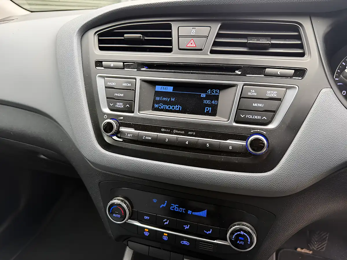 Used 2016 Hyundai i20 Premium White - Interior and Exterior details 11