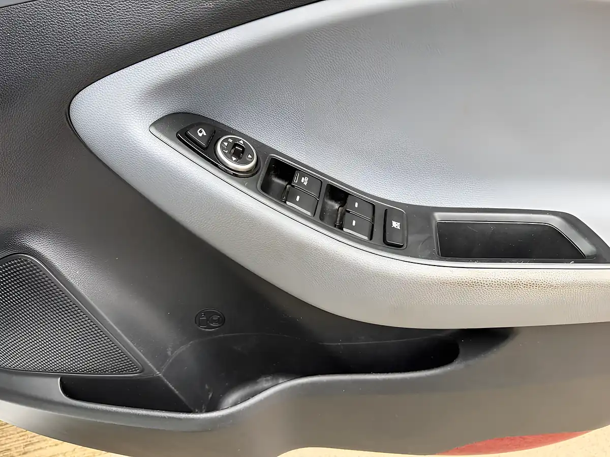 Used 2016 Hyundai i20 Premium White - Interior and Exterior details 13