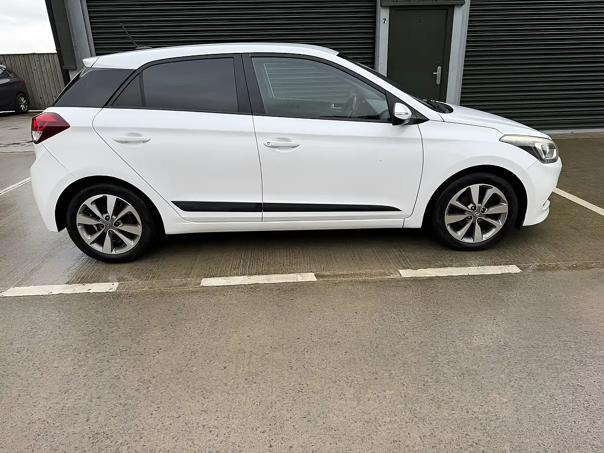 Used 2016 Hyundai i20 Premium White - Interior and Exterior details 3