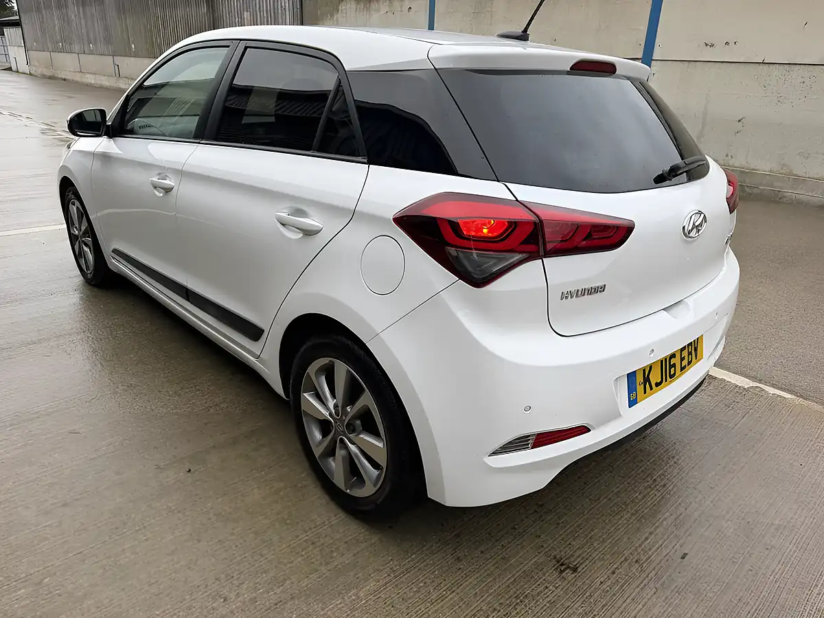 Used 2016 Hyundai i20 Premium White - Interior and Exterior details 6